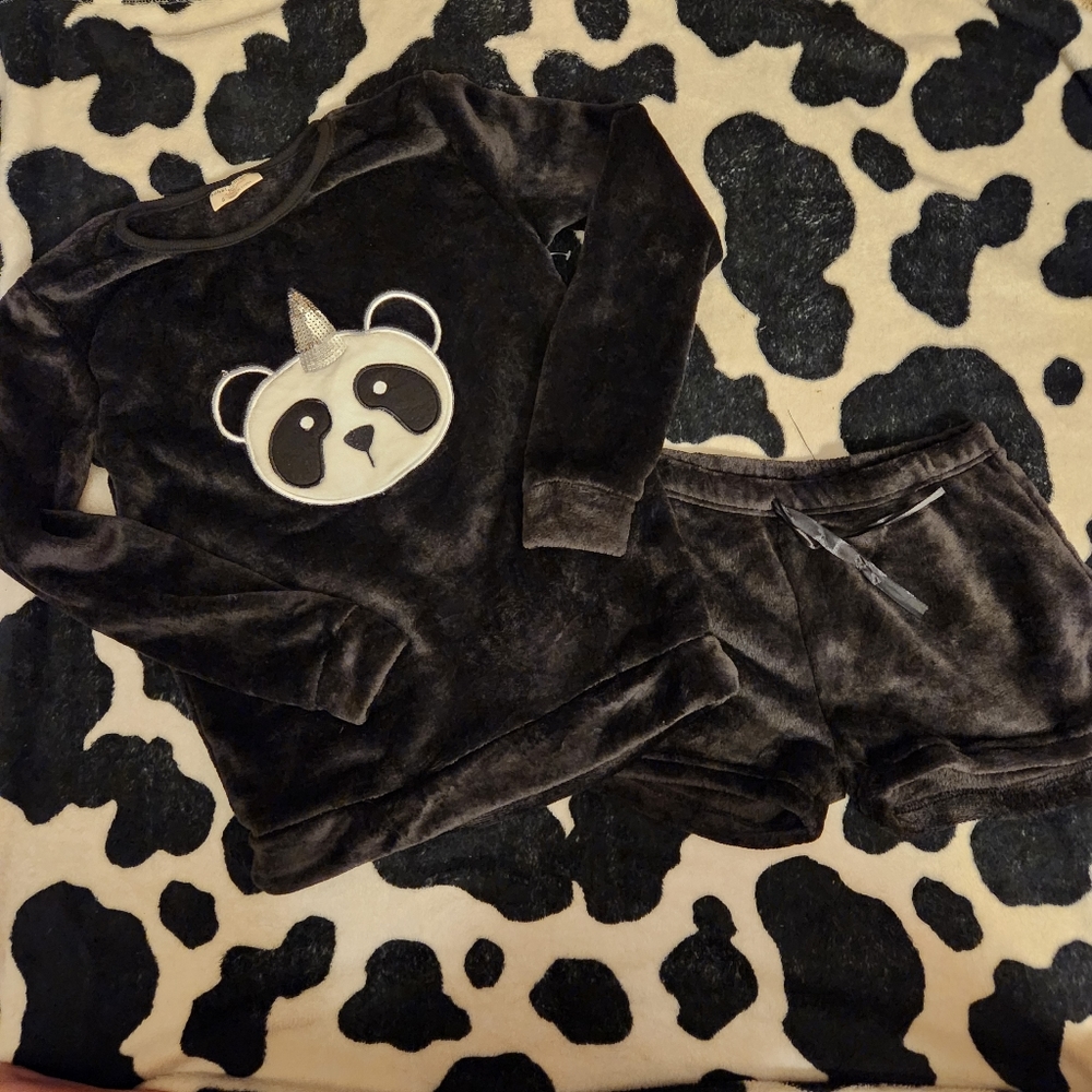 LIKE NEW GIRLS SIZE 14/16 VELOR APFT PANDA 2 PIECE SHORTS PAJAMA SET